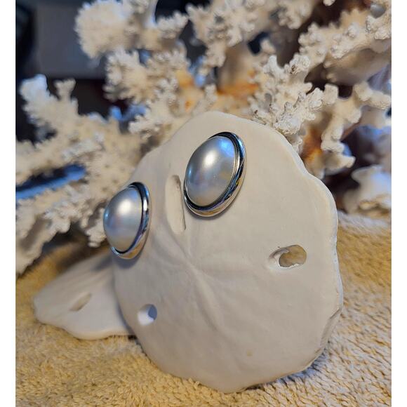 Signed Trifari Pearl Earrings Silver Gray Pierced Classic Vintage Beautiful! - Picture 2 of 8